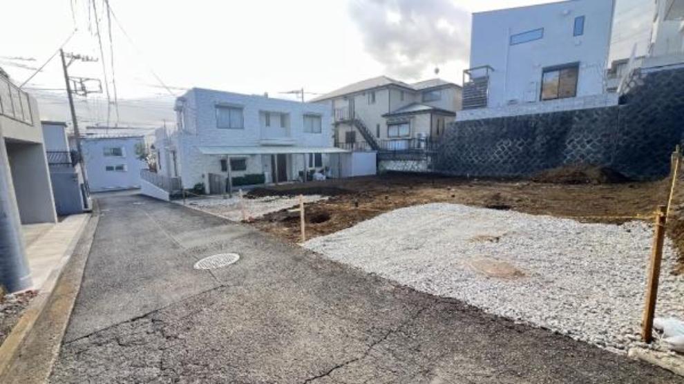 《前面道路》　■閑静な住宅街の一角