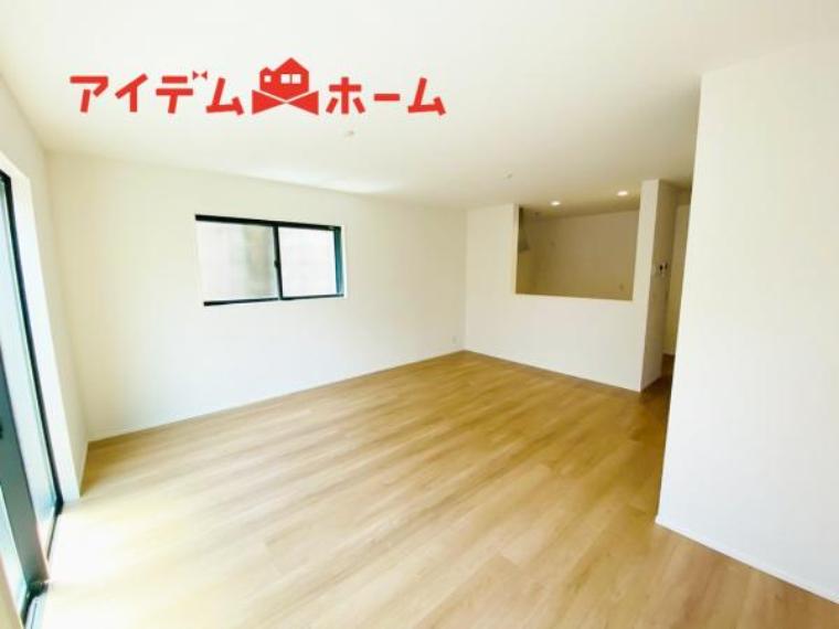 ダイニングキッチン リビング 南向きのため明るい陽射しが射し込みます