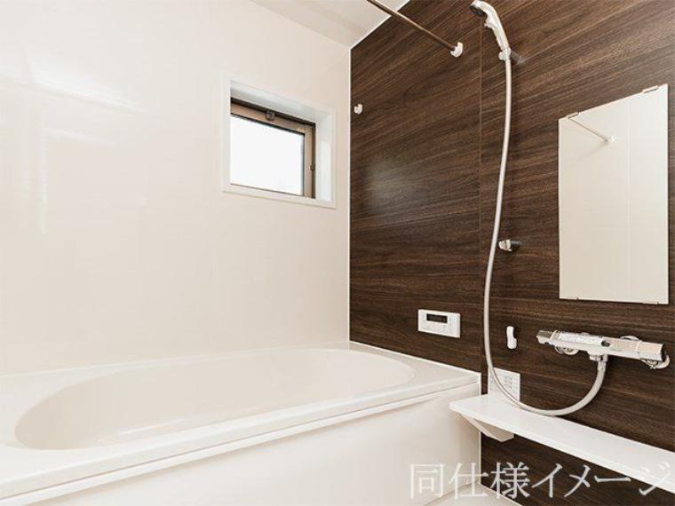 ＼同仕様写真/無駄を無くした新形状でしっかり節水。くつろぎの入り心地を実現した『らくエコ浴槽』を採用！床はクリーン床を採用しており、お風呂掃除が楽に行えます。