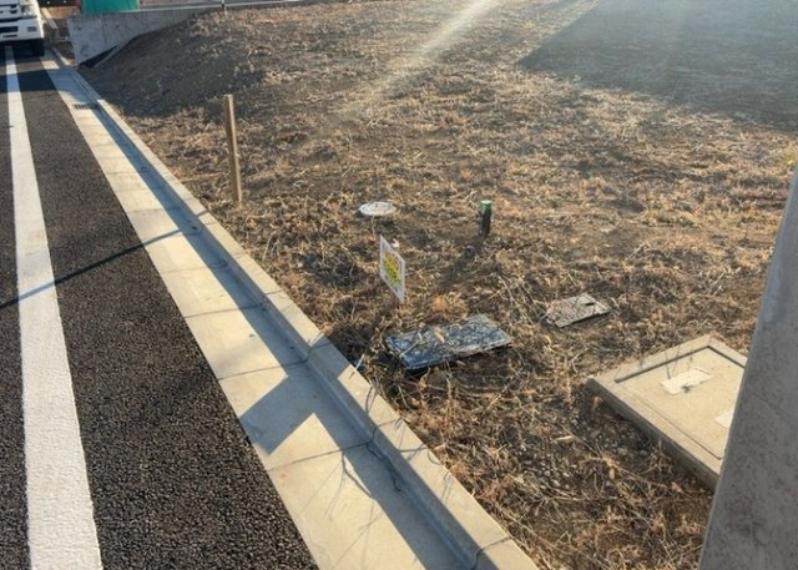 土地の面積＝住宅面積ではありません。建ぺい率の問題などで、土地のある場所によって住宅を建てられる面積は限られています。高さもしかり、「土地」という言葉の中には、建築条件も含まれると考えておきましょう。
