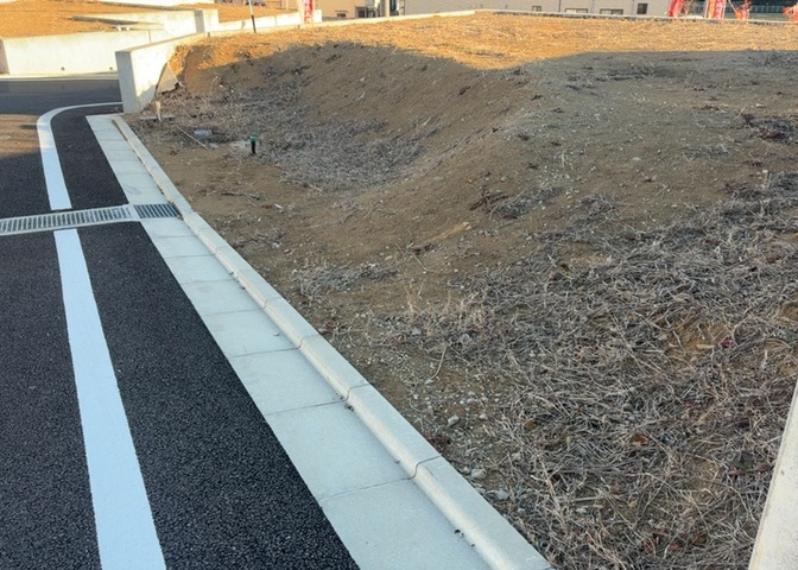 土地購入を検討されている場合、境界杭がない状態で購入してしまうと境界確定測量をする必要があり、費用がかかります。購入の前に、売主、隣土地所有者立ち合いのもと境界を確定し境界杭を設置するのがベストです。
