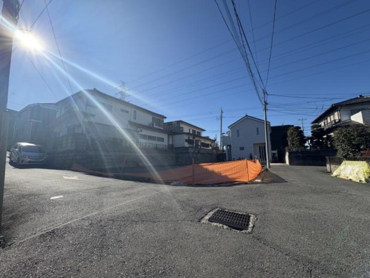 北西x北東角地で開放感があります。