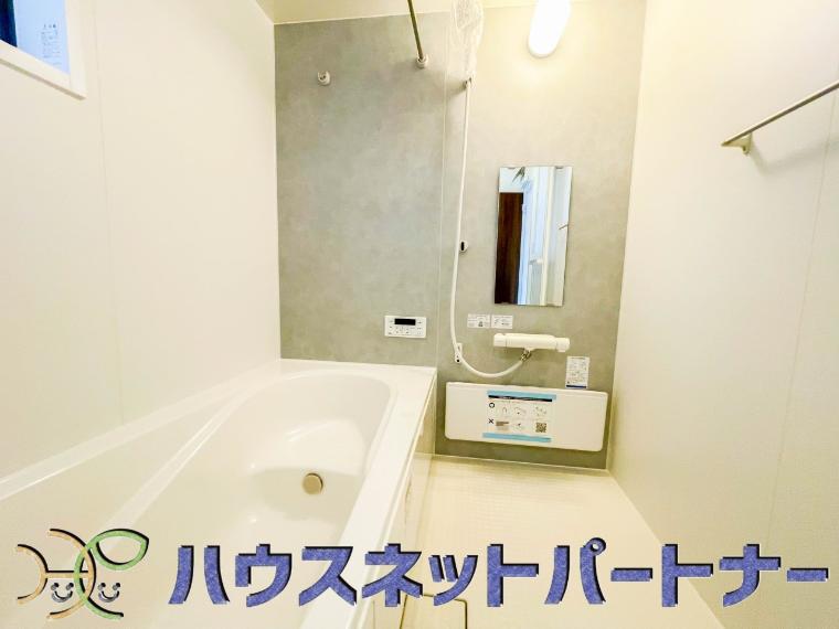 清潔を基調とした浴室は家族と一緒にお風呂に入れる広さです。楽しく癒しの一時を・・。