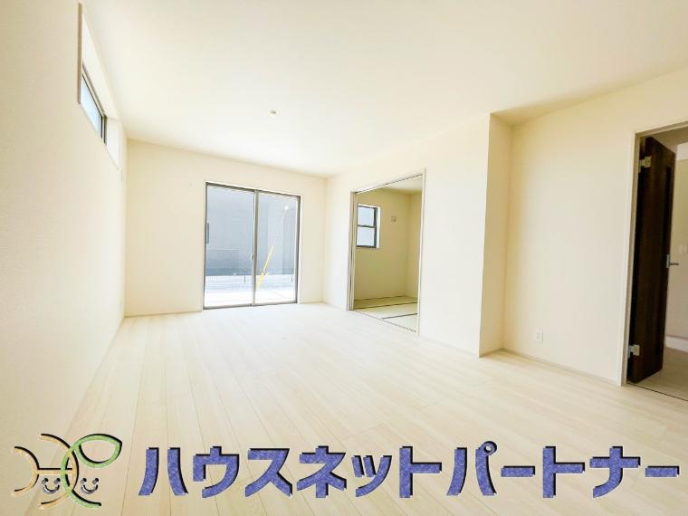 TVモニター付インターホン。来訪者の様子を室内TVモニターでチェック。対応したくないセールスを断りやすく、子どもに留守番をさせるときも安心。不在時の来訪者を録画でき、犯罪抑止効果も期待できます。