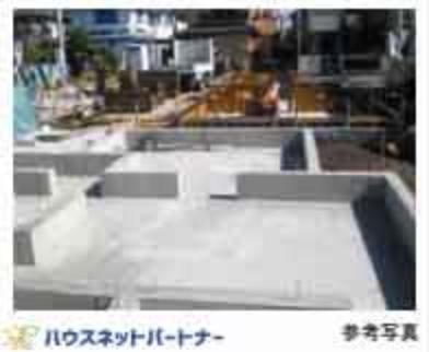 基礎に「鉄筋コンクリートベタ基礎」を標準採用。ベース部分には13mmの鉄筋を200mmピッチで碁盤目状に配筋し、コンクリートを流し込んで造ります。ベタ基礎は地面全体を基礎で覆うため、建物の加重を分散して地面に伝えることができ、不同沈下に対する耐久性や耐震性を向上することができます。又、床下全面がコンクリートになるので防湿対策にもなります。