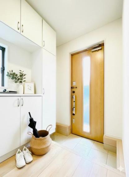 ご家族のたくさん増えた靴をキレイに収納できるシューズクローゼット付き。（同仕様）