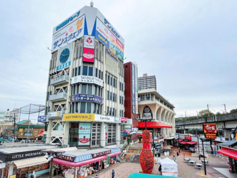 複合レジャー施設でスポーツ施設のほか飲食店やスーパーマーケット東武ストア 王子店があります東武ストア 王子店 営業時間 9:002:00（約1,866m）