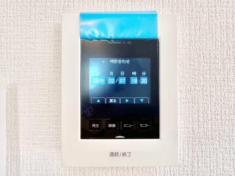 訪問者が一目でわかる安心のTVモニター付きインターホン。