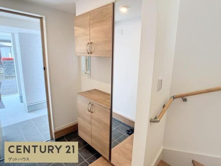 同じ売主様の完成物件玄関シューズボックスのお写真となります。<BR/>収納内部は高さの調節が出来るため、ブーツなどもそのまま収納出来ます。