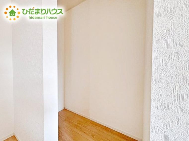 暮らしのちょうど良いところにクローゼットを配置することで家の中がスッキリと片付きます。掃除道具や家族それぞれの小物などを適材適所で収納可能。