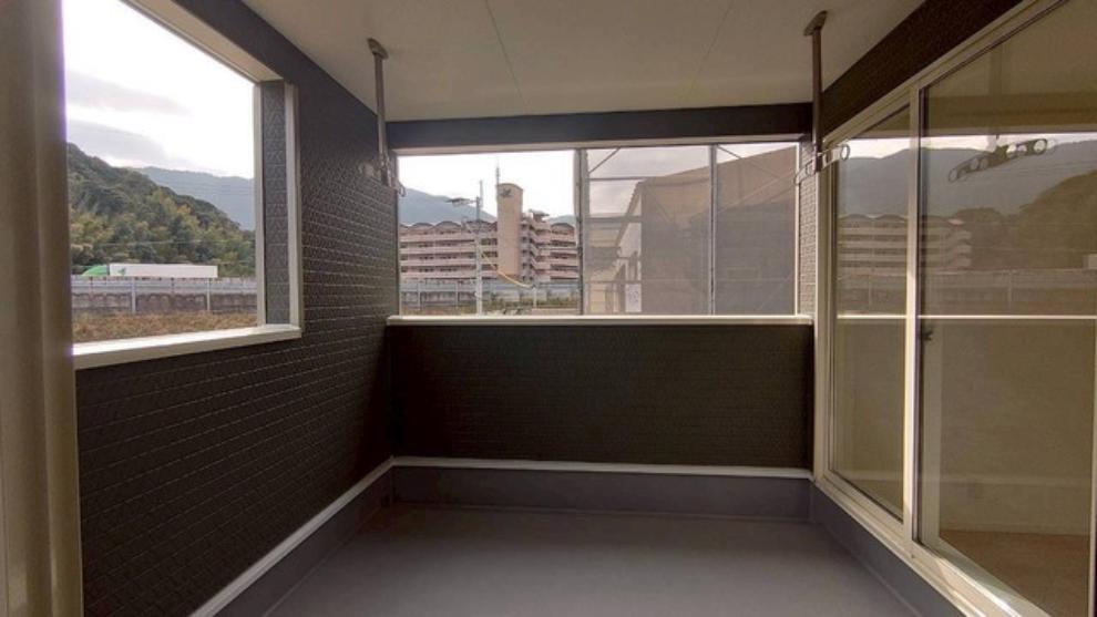 陽当たりの良いバルコニーです。お洗濯やお布団干しはもちろん、日光浴スペースにも。足元は防水工事施工済です。