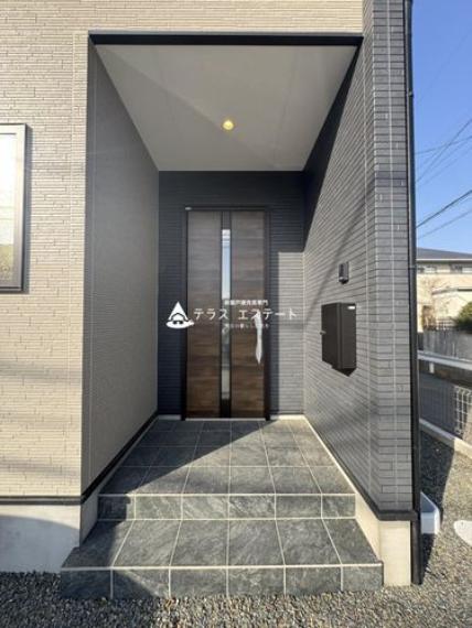 ■■玄関■■屋根付き玄関で雨の日も濡れずに出入り可能です。