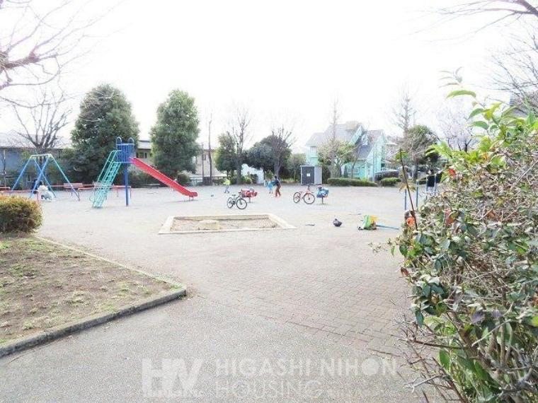 公園 日向公園 徒歩4分。●閑静な住宅街にある十分な広さの公園です。主な設備と遊具は、ベンチ、水飲み場、砂場、すべり台、ブランコ、鉄棒があります●
