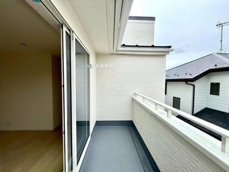 【Balcony】日当たりの良いバルコニーはお洗濯物がしっかり乾きやすく、毎日の家事にも重宝します。