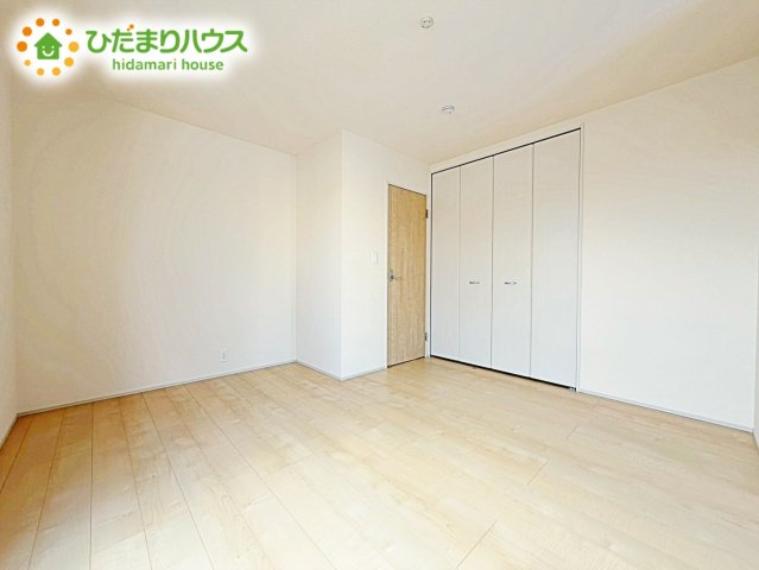 白い壁の洋室は、太陽の光だけでも十分明るく感じられますね
