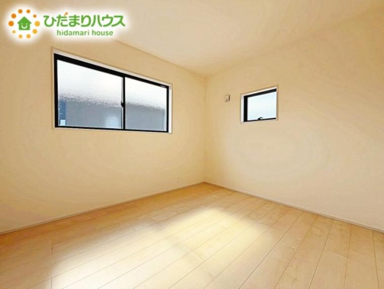 二面採光の設計で明るい時間帯は陽が入り、リラックス出来るお部屋となっています。