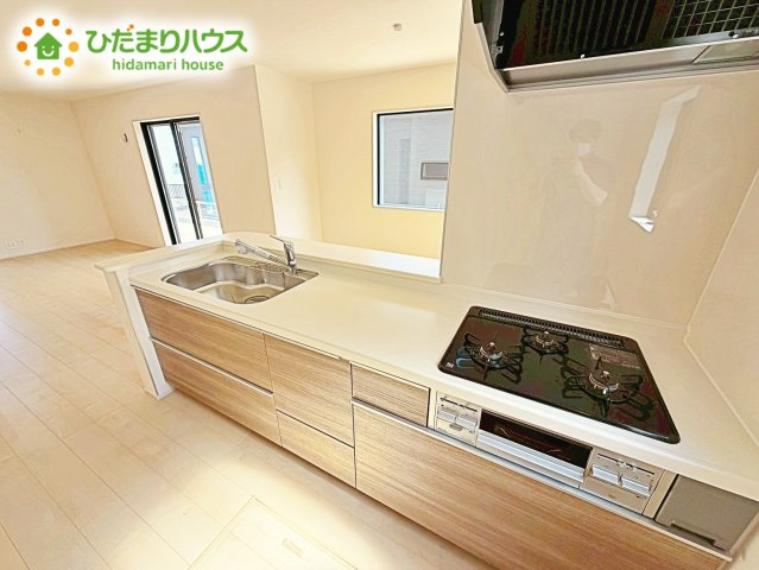 スッキリしていて、調理スペースも広い“システムキッチン。使いやすい動線が確保できるので、お料理するのも楽しくなりますね
