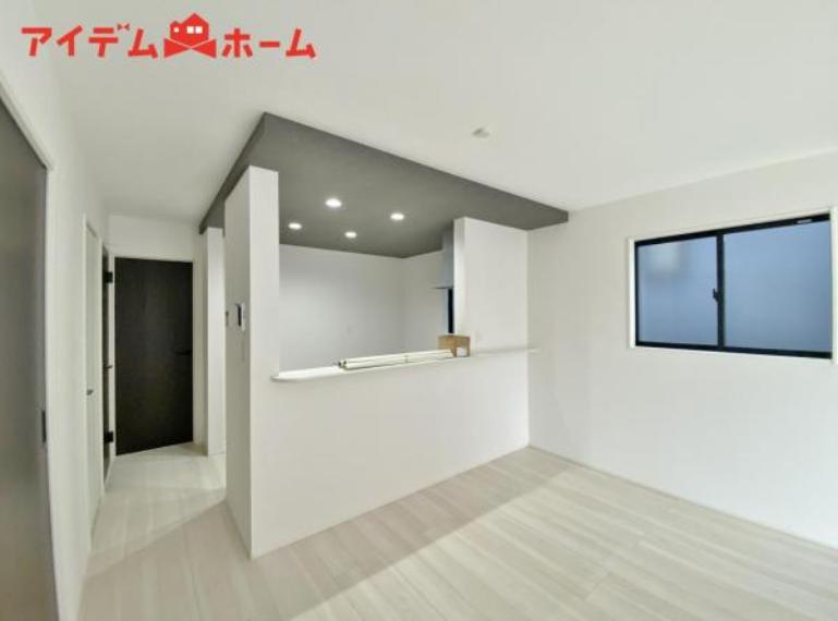 大きく開いた窓からは、明るい陽射しが射し込みます。<BR/>自然と家族が集まる空間です。