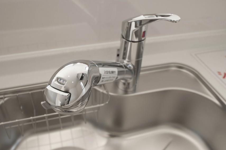 「原水（水道水）」「シャワー」「浄水」を切り替えられる浄水器内蔵水栓です。