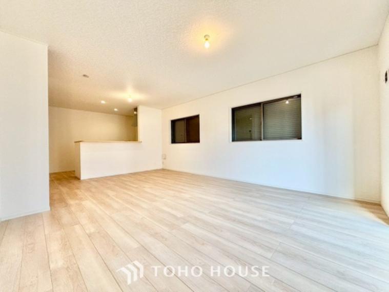 【スペシャルシーン】デイリーシーンからスペシャルシーンまで様々なシーンで使用出来る、フレキシブルで飽きのこないこの空間。僕の頭の中では大好きなソファとダイニングテーブルと家族の笑顔が広がっていた