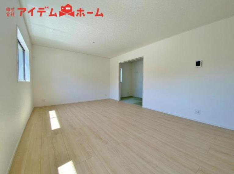 広々リビングは、陽当りが良く、部屋いっぱいに<BR/>明るい陽光が広がります。