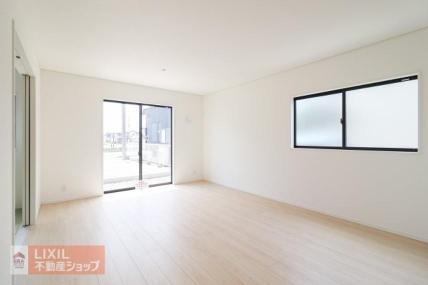 【リビング】現地完成写真。明るい日差しの入るリビングは家族団らんの場所