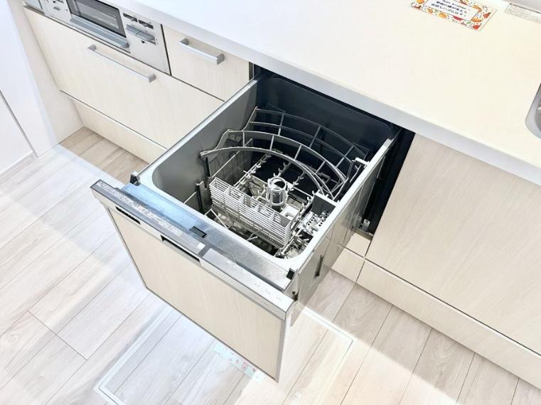 面倒なお片づけは食洗機にお任せ！家事の負担が減って、時間にも気持ちにもゆとりができます。