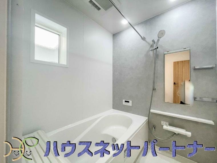 冬場にはヒヤッとしないように暖房機能、梅雨の時期には乾燥等、機能的で清潔感溢れる浴室。快適・清潔な空間で心も体もオフになる時間を楽しむことが可能です。