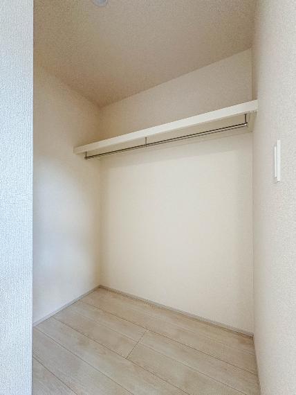 【収納】壁面クローゼットのメリットは、衣類が横一列に並ぶためひと目で洋服が選びやすいこと。衣類をたくさんお持ちの方も、限られたスペース内に無理なく収納することができます。
