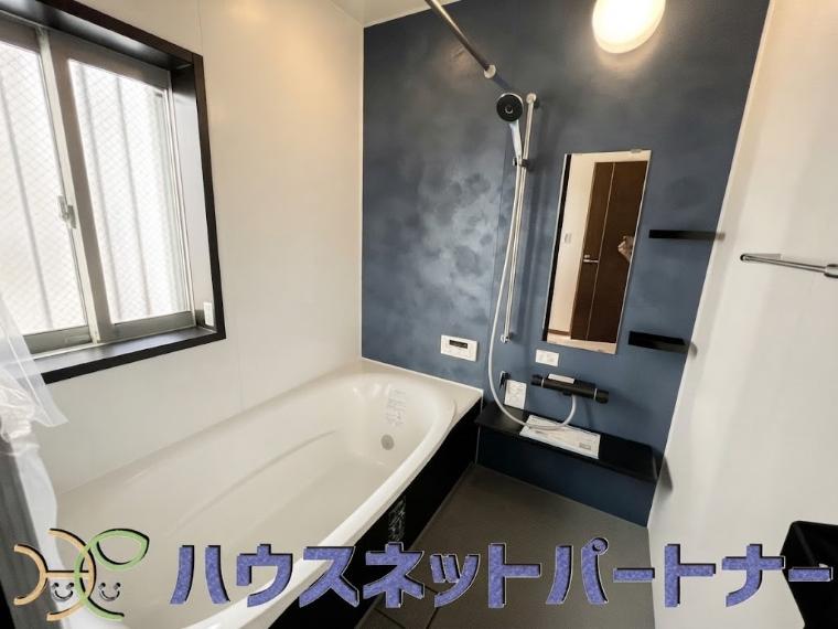 明るい作りの浴室は心も体もリフレッシュさせてくれます。窓もあるので湿気を外へ逃がすことも出来ます。