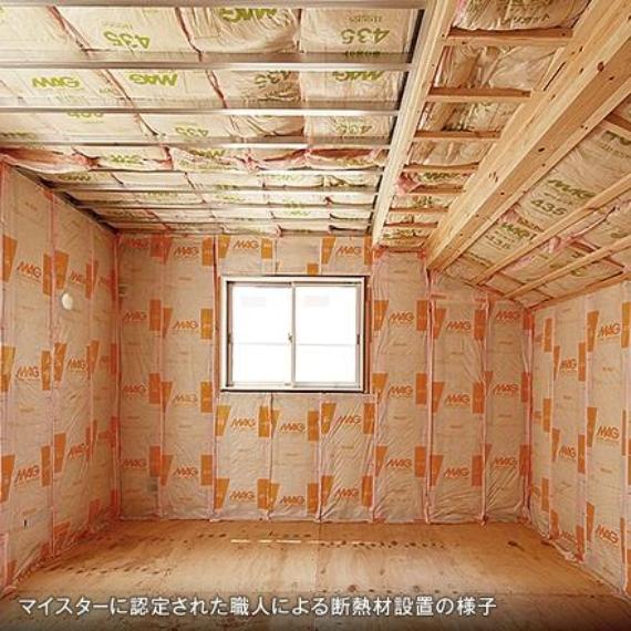 断熱材はキレイに貼れないと断熱効果が落ちるため、当社では社員や職人さんにガラス繊維協会の実践するマイスター認定取得を奨励。断熱材自体の研究も行い、キレイに貼りやすい断熱材の開発を行っています。