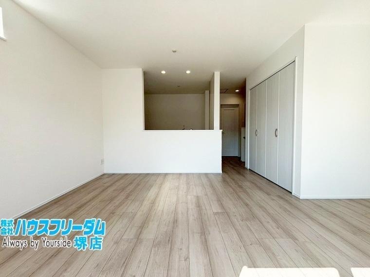 居間 大きくとった窓から明るい光が入ります！