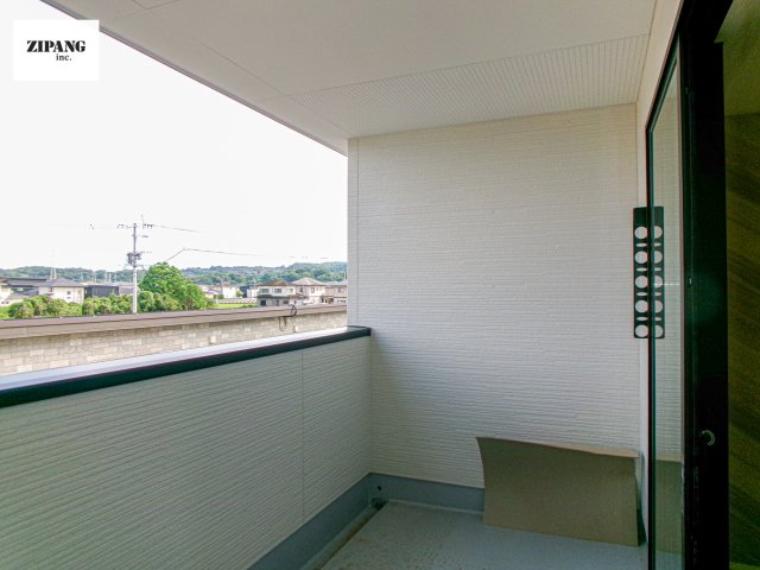 【バルコニー】屋根付のインナータイプで急な雨降りでも安心。奥行きがあるのでお洗濯ものもたっぷり干せます。