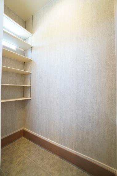 靴だけでなく、アウトドア用品やベビーカーなども置けるシューズクローク。※類似物件の参考画像です。