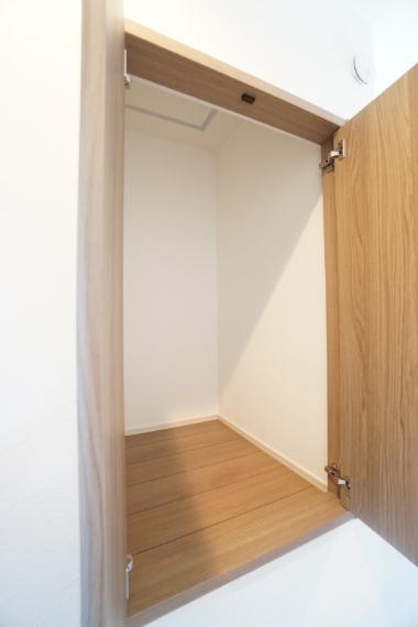 2階廊下収納があることで1階まで取りに行く必要がなくなります。※類似物件の参考画像です。