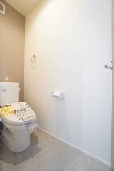 2階にもトイレ設置！朝の争奪戦も回避できます ※類似物件の参考画像です。