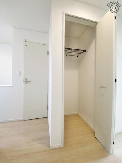 ホールの収納　日用品などの収納に便利です。生活空間の整理整頓を保つことができ、掃除機や買いだめの日用品、防災用品、季節物など収納できます。