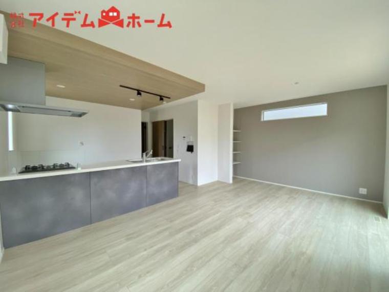 1号棟<BR/>大きな窓から心地よい陽射しが室内に行き渡り、<BR/>くつろぎの空間が広がります。