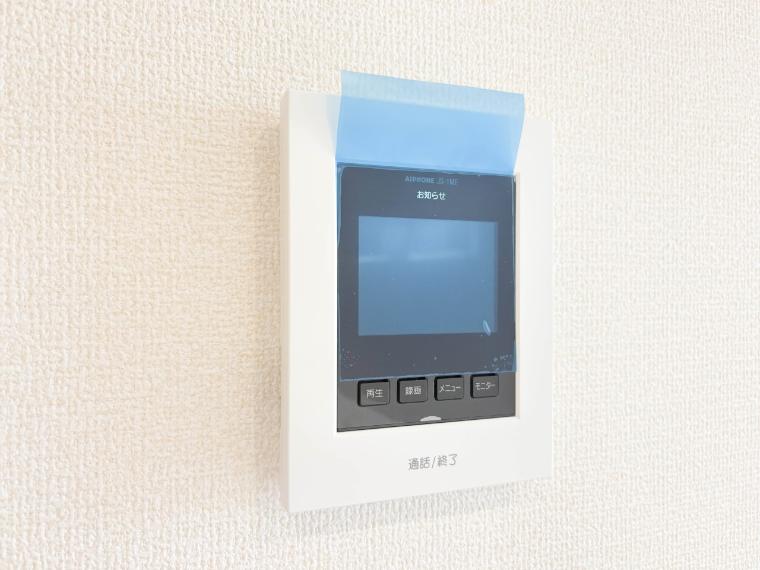 【TVモニター付インターホン】来訪者の様子を室内TVモニターでチェック。対応したくないセールスを断りやすく、子どもに留守番をさせるときも安心。不在時の来訪者を録画でき、犯罪抑止効果も期待できます。