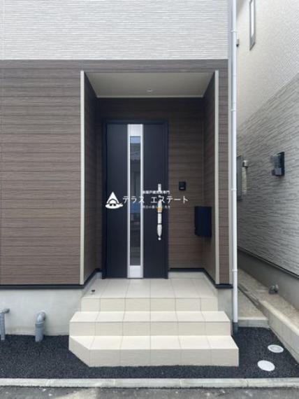 ■■玄関■■屋根付き玄関で雨の日も濡れずに出入り可能です。