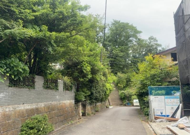 眺望を気にして物件を探す場合、前面に建物が建っていないか現地で確認しましょう！前面に建物があると景色はもちろん、日当たりや風通しにも影響が出てきます。住んだ時のことを想像しながら現地見学をしましょう。