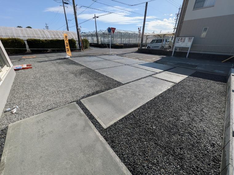 広々とした駐車スペースを確保！並列でゆったり停められるので、車庫入れもスムーズです。自転車置き場やガーデニングスペースとしても活用でき、日々の暮らしの楽しみが広がりますね。