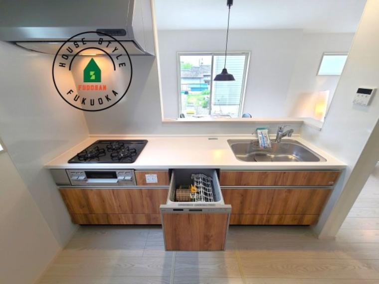 ビルトインタイプで、キッチンと同じカラーにすることにより一体感を持たせることができます。乾燥機能が備わっているため家事の時間が短縮できます。