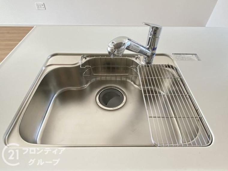 広々としたシンクで、洗い物もスムーズに行えます。使いやすいデザインで、キッチン作業が快適になります！