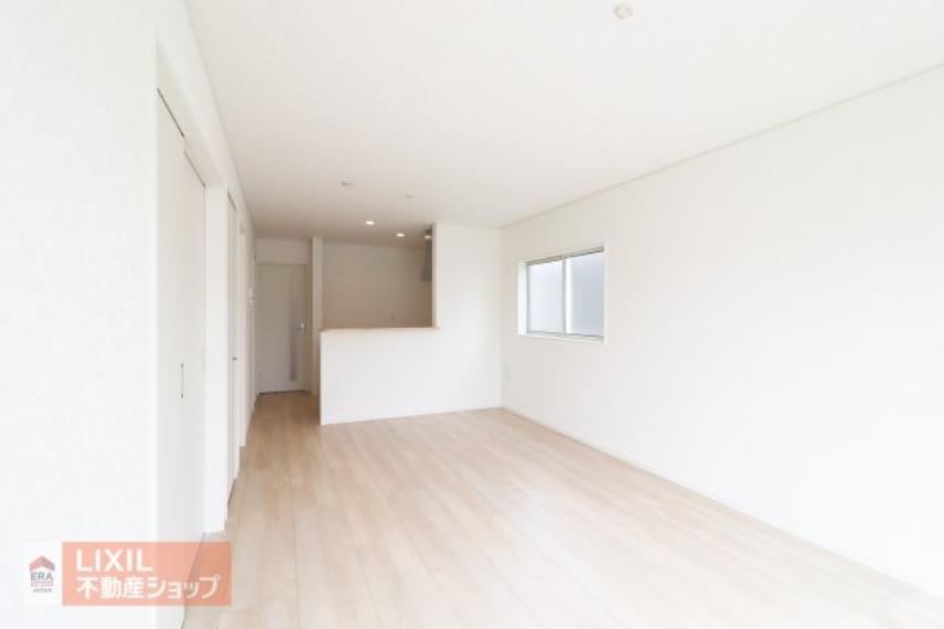 【リビングダイニング】現地完成写真。家族で過ごせるくつろぎの空間