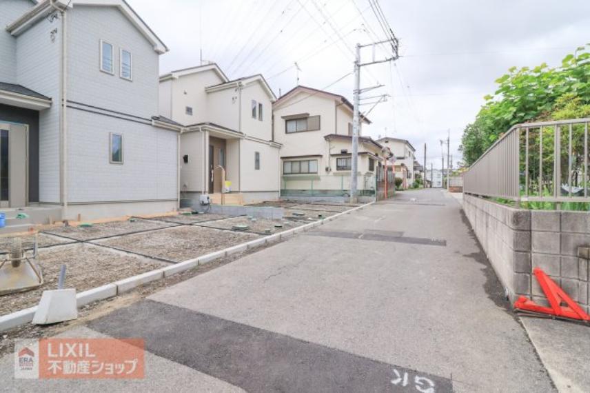 【前面道路】現地完成写真。前面道路は道の広さも十分確保されており駐車も楽々です。