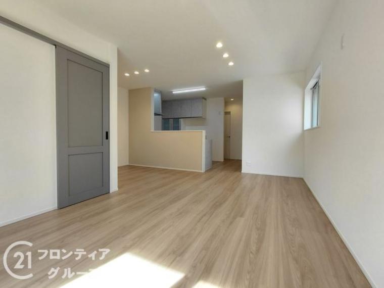 大きな窓から自然光がたっぷりと降り注ぐ、開放感あふれるリビングです。木の温もりを感じるフローリングと高い天井が、家族が集う場所をより一層心地よい空間へと昇華させています