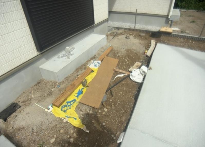 敷地内には庭スペースが確保されており、ガーデニングや家庭菜園などの趣味を日常的に楽しむことができます。お隣の建物との距離にもゆとりが生まれるため、日当たりや通風の向上にも大きく貢献しています。