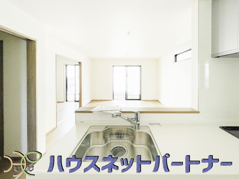 明るく開放的なオープンキッチン。家族とのコミュニケーションが取りやすく、みんなの笑顔が溢れます。