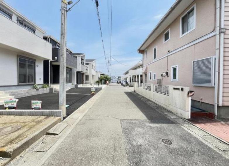 前面道路を含めた現地写真です。